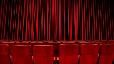 Scena, pozoriste, sedista, prazna sala, spustena zavesa, kraj predstave