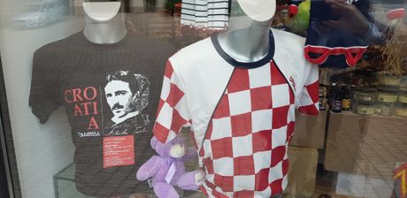 Hrvatska, Nikola Tesla, Iznad trga Bana Jelačića prodavnica sa suvenirima