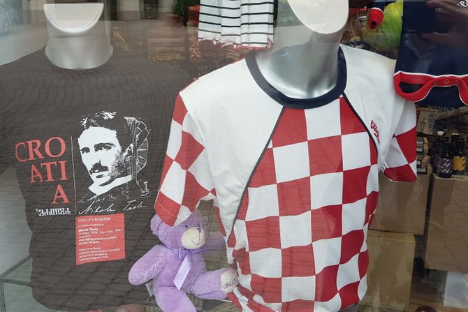 Hrvatska, Nikola Tesla, Iznad trga Bana Jelačića prodavnica sa suvenirima