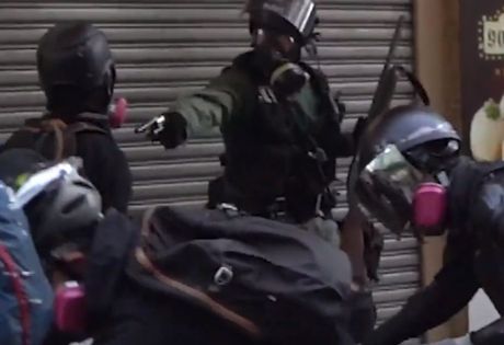 Policajac demonstrant pucanj Hongkong upucan
