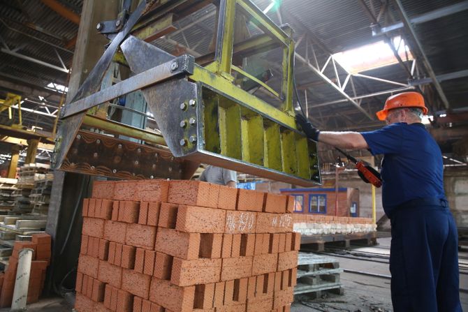 Ciglana, cigle, proizvodnja fabrika, radnik mašna