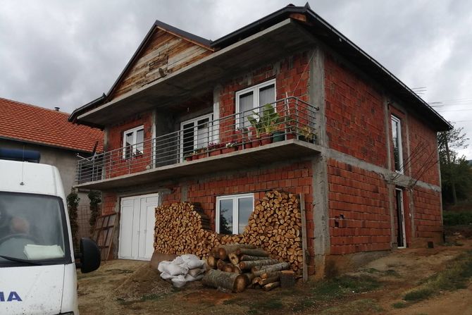 Porodica i kuca ubijenog lovca iz Vranja Porodica i kuca ubijenog lovca iz Vranja