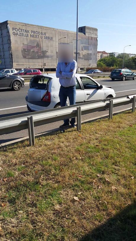 Lancana saobracajka 3 automobila kod geneksa smer ka nisu 2 povredjenih. Kod jednog povreda vrata. Kod drugog sumnja na prelom rebara Lancana saobracajka 3 automobila kod geneksa smer ka nisu 2 povredjenih. Kod jednog povreda vrata. Kod drugog sumnja na prelom rebara