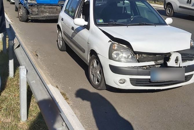 Lancana saobracajka 3 automobila kod geneksa smer ka nisu 2 povredjenih. Kod jednog povreda vrata. Kod drugog sumnja na prelom rebara