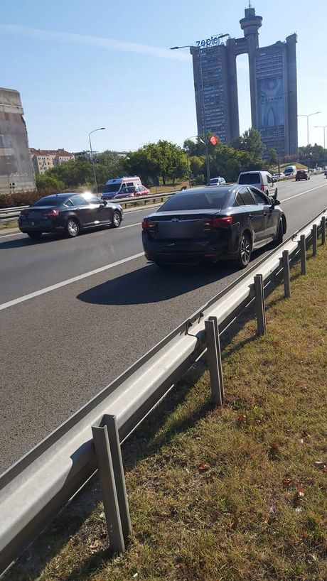 Lancana saobracajka 3 automobila kod geneksa smer ka nisu 2 povredjenih. Kod jednog povreda vrata. Kod drugog sumnja na prelom rebara Lancana saobracajka 3 automobila kod geneksa smer ka nisu 2 povredjenih. Kod jednog povreda vrata. Kod drugog sumnja na prelom rebara