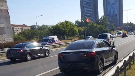 Lancana saobracajka 3 automobila kod geneksa smer ka nisu 2 povredjenih. Kod jednog povreda vrata. Kod drugog sumnja na prelom rebara Lancana saobracajka 3 automobila kod geneksa smer ka nisu 2 povredjenih. Kod jednog povreda vrata. Kod drugog sumnja na prelom rebara