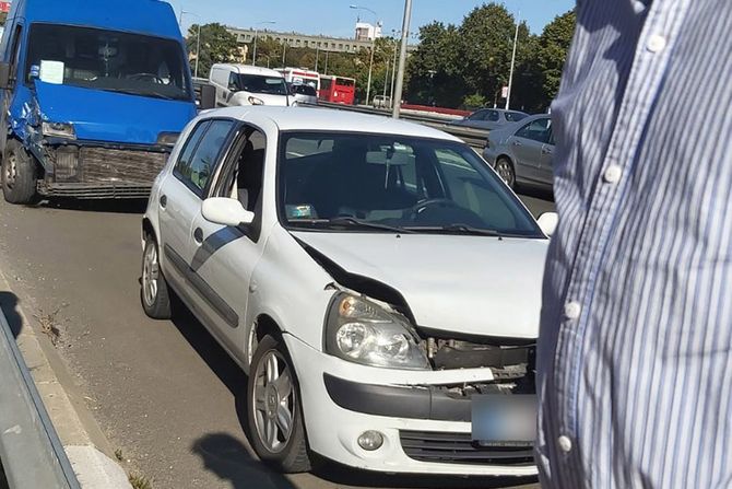 Lancana saobracajka 3 automobila kod geneksa smer ka nisu 2 povredjenih. Kod jednog povreda vrata. Kod drugog sumnja na prelom rebara