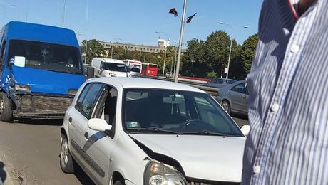 Lancana saobracajka 3 automobila kod geneksa smer ka nisu 2 povredjenih. Kod jednog povreda vrata. Kod drugog sumnja na prelom rebara Lancana saobracajka 3 automobila kod geneksa smer ka nisu 2 povredjenih. Kod jednog povreda vrata. Kod drugog sumnja na prelom rebara