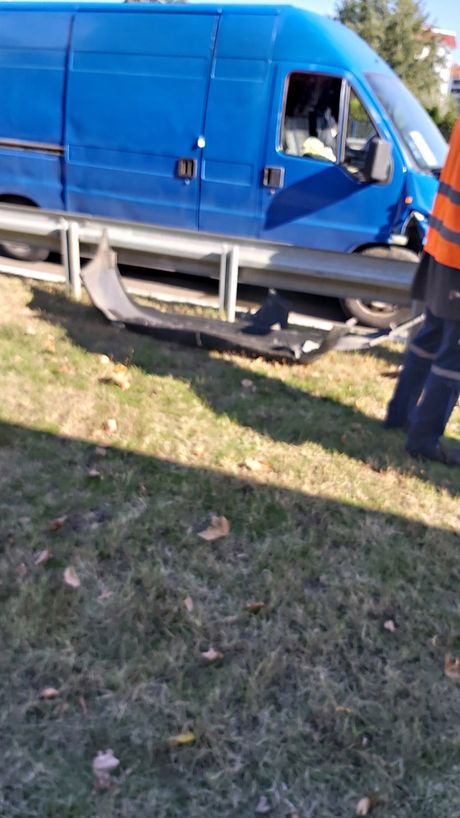 Lancana saobracajka 3 automobila kod geneksa smer ka nisu 2 povredjenih. Kod jednog povreda vrata. Kod drugog sumnja na prelom rebara Lancana saobracajka 3 automobila kod geneksa smer ka nisu 2 povredjenih. Kod jednog povreda vrata. Kod drugog sumnja na prelom rebara