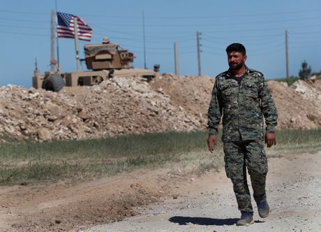 Kurdski vojnik, američka zastava Kurdski vojnik, američka zastava