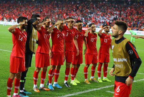 Fudbaleri Turske salutiraju