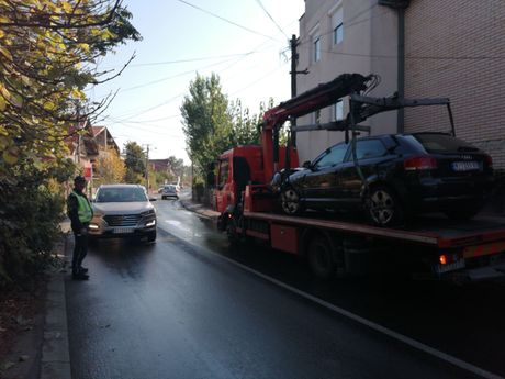 Niš, audijem udario banderu, nestalo struje Niš, audijem udario banderu, nestalo struje