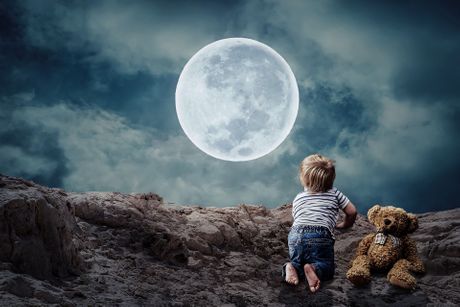 dečak gleda u mesec zodijak horoskop