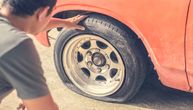 "Krade vazduh iz guma...": Dečak snimljen na parkingu Doma zdravlja Karaburma