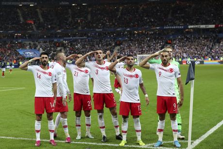 Fudbalska reprezentacija Turske, salutiranje
