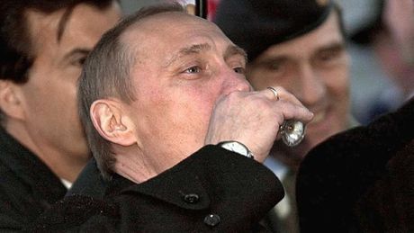 Vladimir Putin pije, čaša, rakija, piće