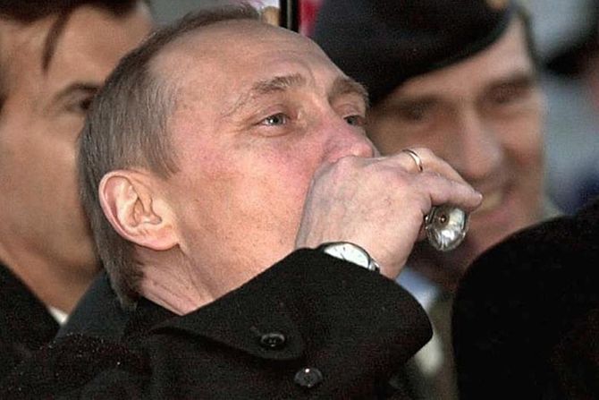 Vladimir Putin pije, čaša, rakija, piće