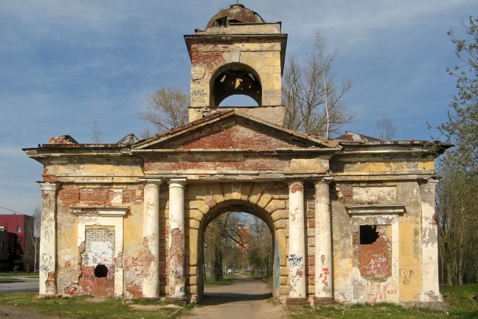 ALEXANDER GATE IN ST. PETERSBURG