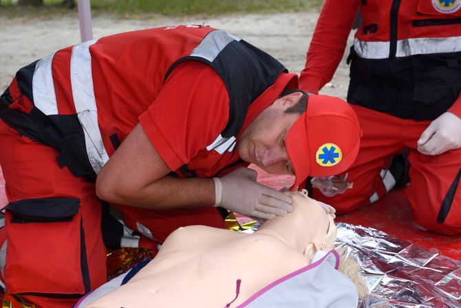 prva pomoc, vestacko disanje, lutka, rescue workers