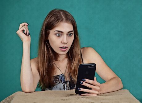devojka šokirana šok telefon mobilni devojka šokirana šok telefon mobilni