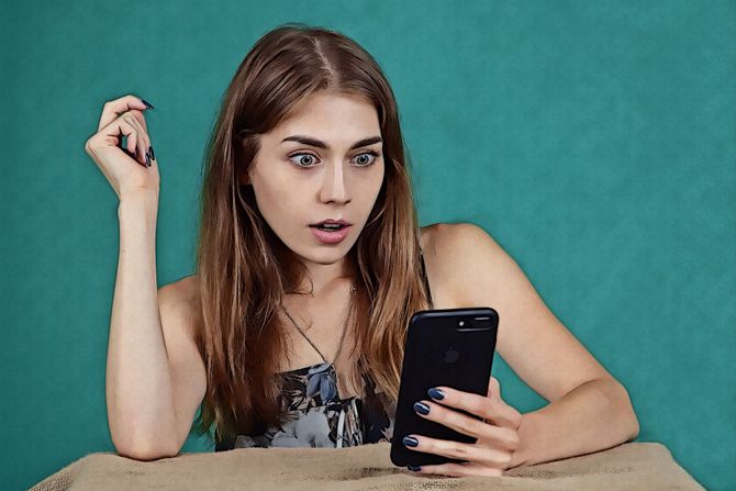 devojka šokirana šok telefon mobilni devojka šokirana šok telefon mobilni