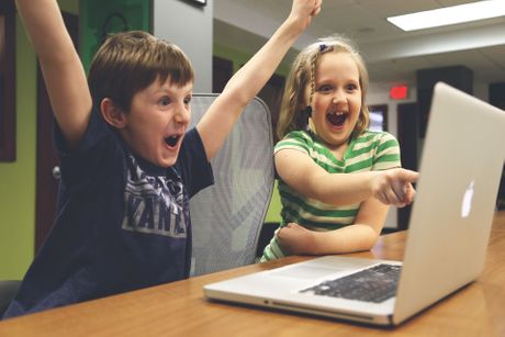 srećna deca kompjuter