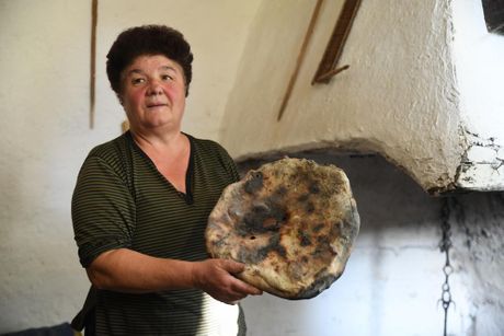 ŽENSKI HLEB: Baka Ljubina otkriva tajnu recepta iz Gostuše starog 7.000 godina! ŽENSKI HLEB: Baka Ljubina otkriva tajnu recepta iz Gostuše starog 7.000 godina!