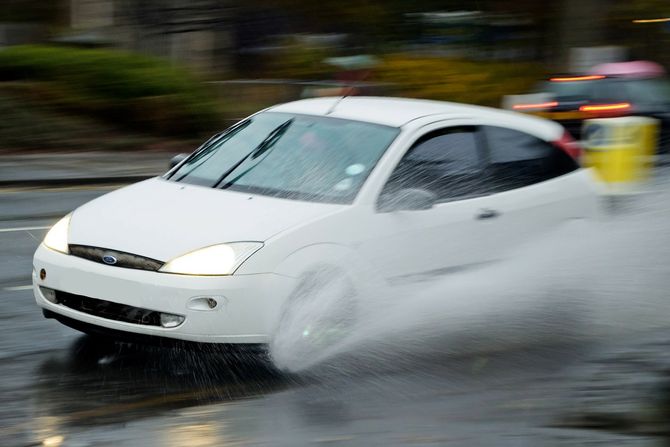 Kola,. Automobil, Bara, Voda, Kisa Kola,. Automobil, Bara, Voda, Kisa