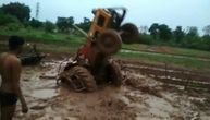 Pijana sela za traktor i završila u bolnici: Da li u auto ili u kanal? Ipak u kanal!