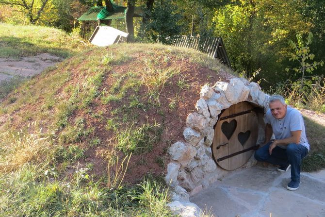 Sićevo, Nišlija napravio kućicu hobita