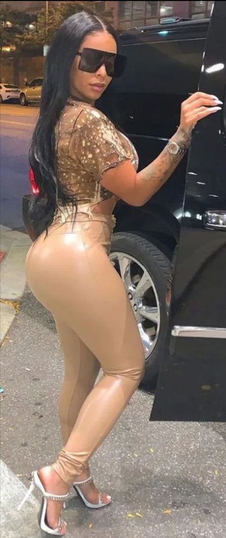 Tesne lateks pantalone u boji kože Tesne lateks pantalone u boji kože