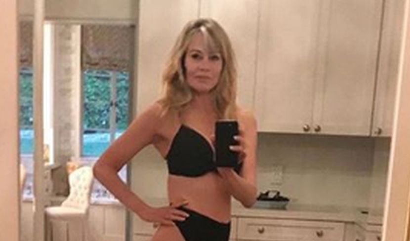 Bivša žena Antonija Banderasa se u 63. godini skinula u donji veš  i pokazala da je seksi baka - Telegraf.rs