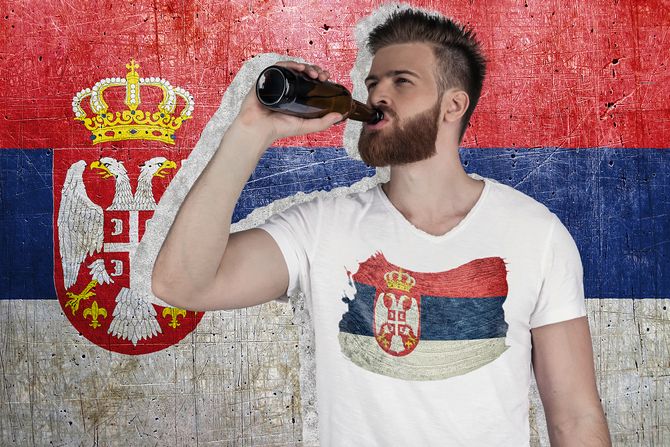 Srbin pije alkohol, pivo Srbin pije alkohol, pivo