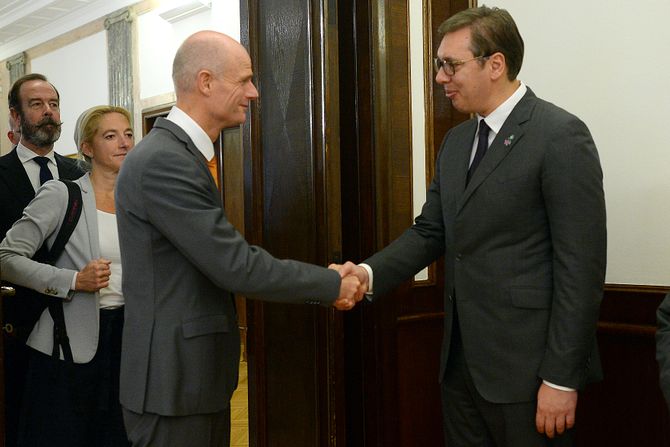 Aleksandar Vučić, Stefan Blok