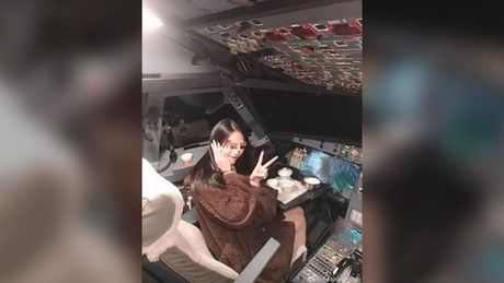 Kokpit avion devojka pilot Kina