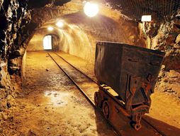 Rudnik, podzemni, šine, zlata, srebra, bakra