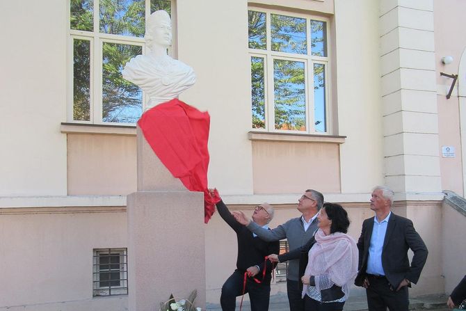 Goran Vesić, bista kraljici Mariji