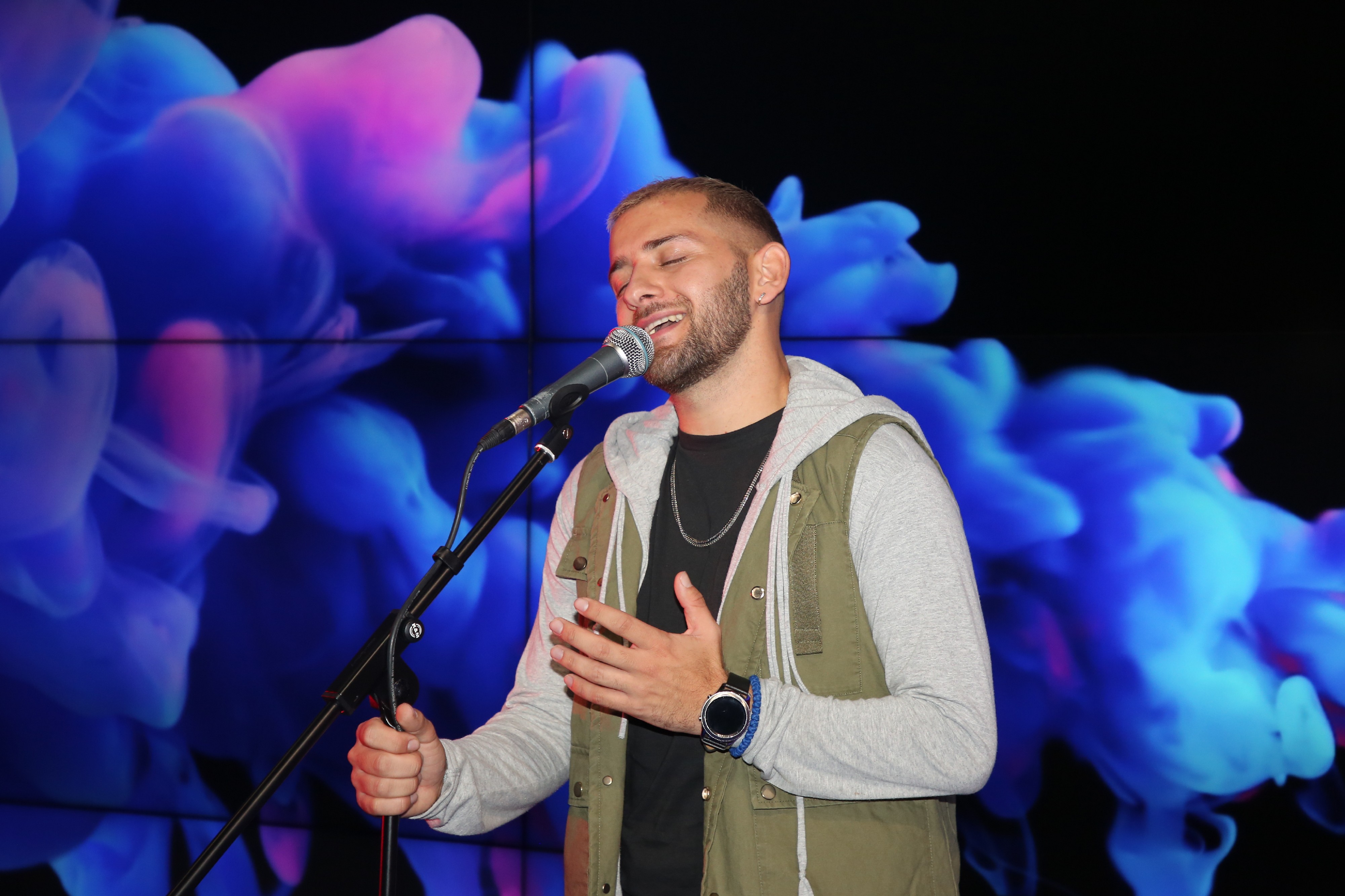 "Rekao je da sam pe*erast i da ljudi to ne vole" Pevač prvi put o tajnom razgovoru sa Popovićem: "Bio je..."