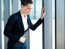 nadutost, poslovna žena, bol u stomaku, IBS