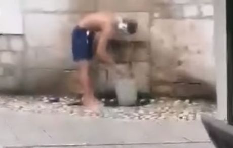 Migrant se kupa na Baščaršiji Sarajevo
