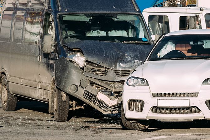 Minibus automobil sudar, saobraćajna nesreća