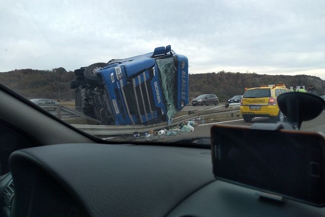 prevrnut šleper na auto-putu Beograd - Niš