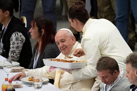 Papa Franja, večera sa siromašnima