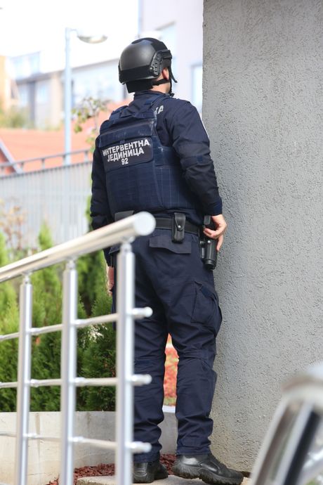 Muškarac preti pištoljem, Braće Jerković u Ulici vojvode Vlahovića, Talačka kriza Muškarac preti pištoljem, Braće Jerković u Ulici vojvode Vlahovića, Talačka kriza