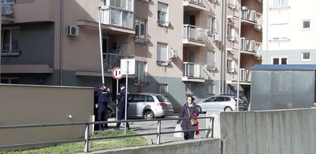 Muškarac preti pištoljem, Braće Jerković u Ulici vojvode Vlahovića Muškarac preti pištoljem, Braće Jerković u Ulici vojvode Vlahovića