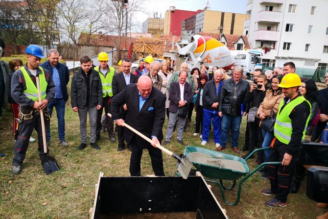 Dragan Marković Palma, kamen temeljac za kulturni centar Jagodina