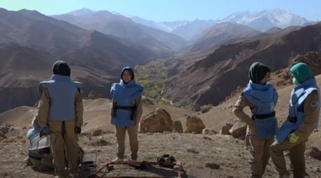 Demineri žene Avganistan mine