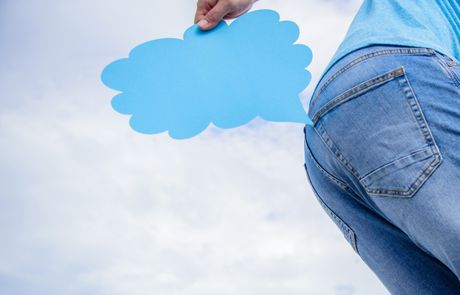 Čovek ispušta gasove Čovek ispušta gasove