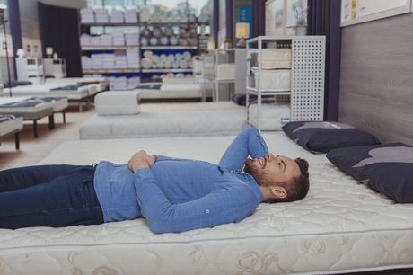 Muškarac spava u prodavnici u krevetu
