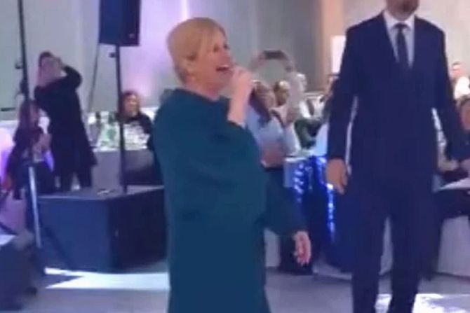 Kolinda Grabar Kitarović peva